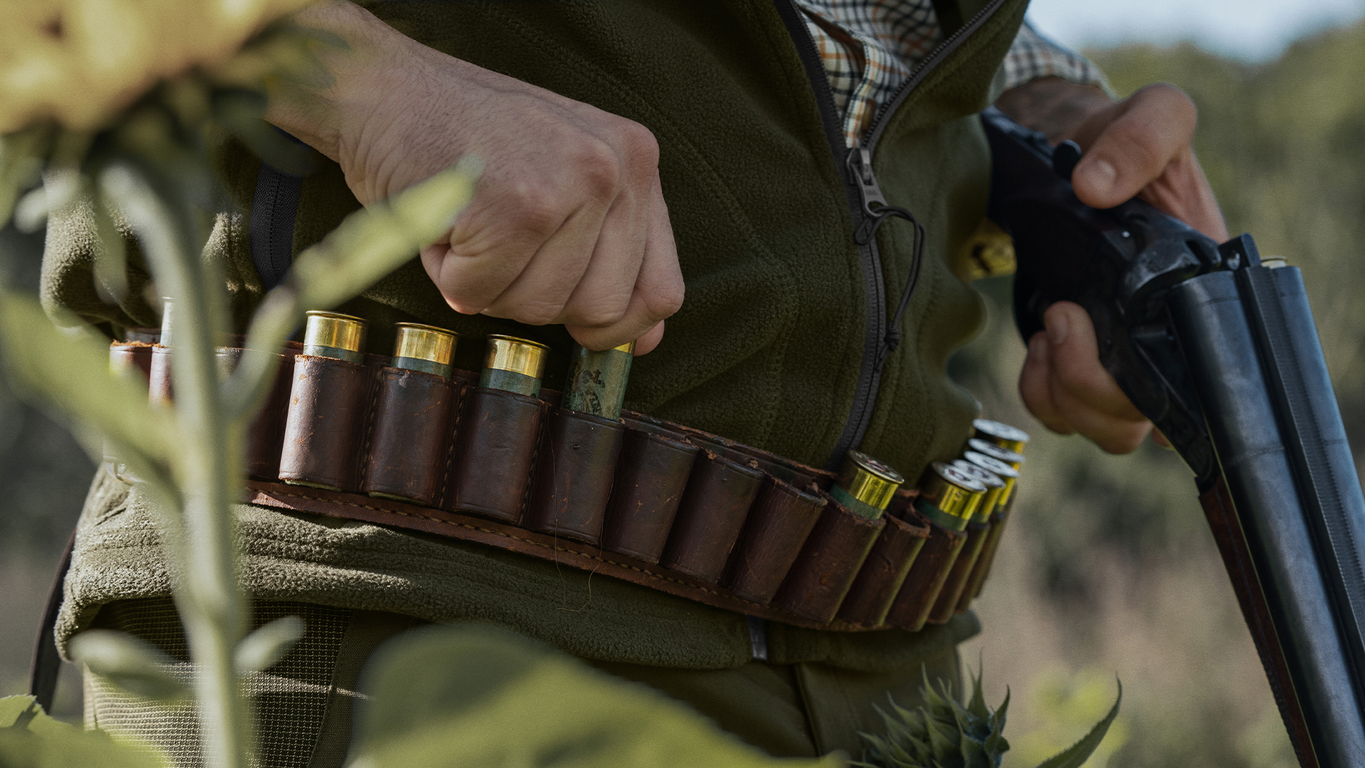 En jæger som går på jagt, med sin patronholder, i form af et patronbælte